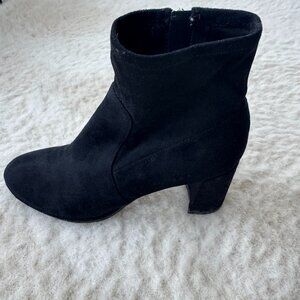Womens Size 7.5M Marc Fisher Black Suede Booties